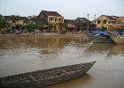 IMG 0832  Fiskerbåde på Hoi An floden med gaden Bach Dang på den anden side - Hoi An